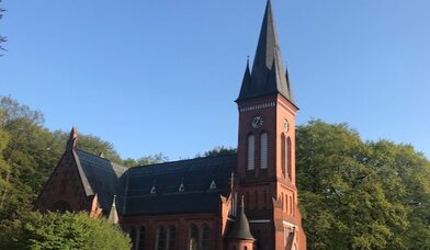 Die Christuskirche im Sommer - Copyright: Christuskirche Pinneberg